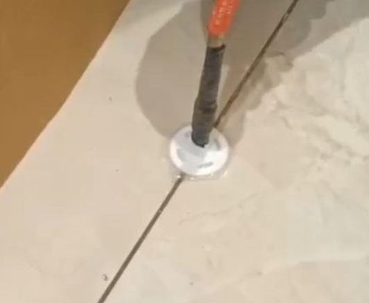 清徐瓷砖空鼓维修公司专业解答瓷砖在铺贴过程中，如果没有涂抹均匀到位的粘结材料（如水泥砂浆或瓷砖胶），可能会导致以下问题
